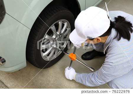 Work scene of changing from studless tires to normal tires Work scene of changing from studless tires to normal tires 76222976