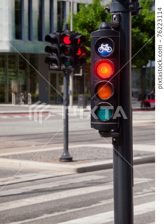 Cycle route traffic light  red signal 76223114