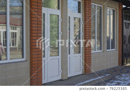 New modern commercial property. 76225385