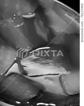 Monochrome cans, fruits, diced (registered in April 2021), maximum size: XL Monochrome cans, fruits, diced (registered in April 2021), maximum size: XL 76225968