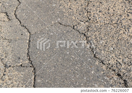 破裂的瀝青 76226007