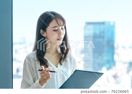穿著休閒服在辦公室工作的年輕商業女人 76226065