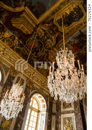 法國巴黎凡爾賽宮鏡廳中的一盞令人驚嘆的枝形吊燈 76226324
