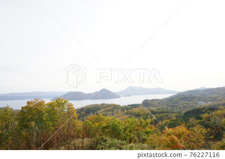 Autumn foliage scenery, Lake Toya, Hokkaido, Japan Autumn foliage scenery, Lake Toya, Hokkaido, Japan 76227116