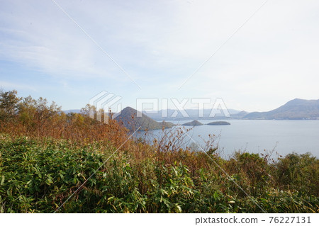Autumn foliage scenery, Lake Toya, Hokkaido, Japan 76227131