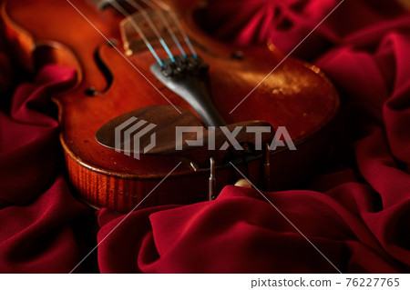 Violin in retro style, closeup view, nobody 76227765