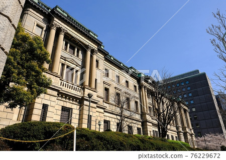 Bank of Japan Head Office and cherry blossoms in full bloom Bank of Japan Head Office and cherry blossoms in full bloom 76229672