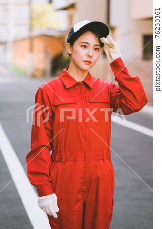 紅色連衫褲的年輕女子 76230361