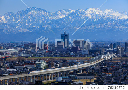 冬天的富山/北陸新幹線和立山山脈 76230722