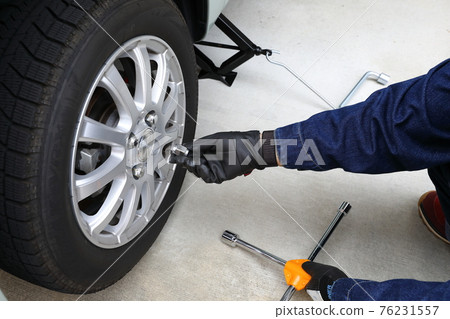 Work scene of changing from studless tires to normal tires 76231557