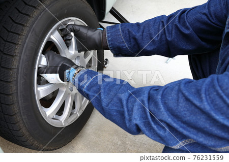 Work scene of changing from studless tires to normal tires 76231559