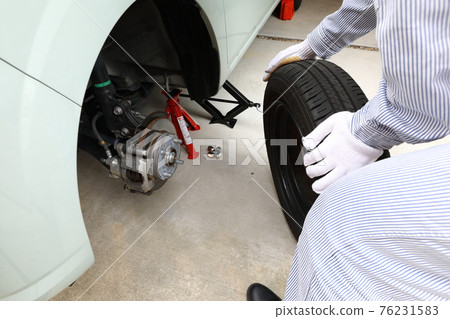 Work scene of changing from studless tires to normal tires 76231583