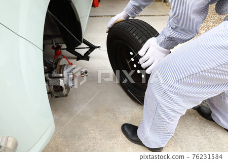 Work scene of changing from studless tires to normal tires 76231584