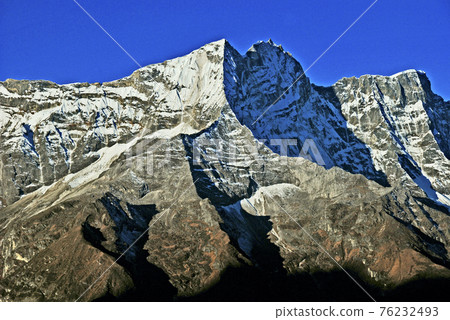 Conde Li 山在晨光中閃耀,俯瞰珠穆朗瑪峰公路 Tamboche Conde Li 山在晨光中閃耀,俯瞰珠穆朗瑪峰公路 Tamboche 76232493