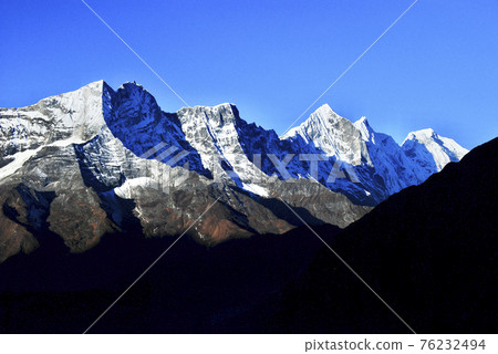 Conde Li 山在晨光中閃耀,俯瞰珠穆朗瑪峰公路 Tamboche Conde Li 山在晨光中閃耀,俯瞰珠穆朗瑪峰公路 Tamboche 76232494
