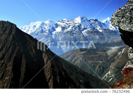 Villages scattered along the Everest Highway that surrounds the Condeli Mountains and the Holy Mountain Khumbu Yui Mountains 76232496