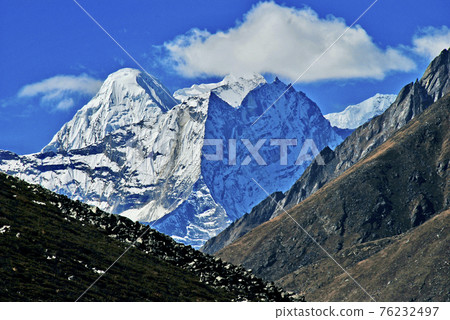 Kathunkan appeared behind Conde Li on the Everest Highway 76232497