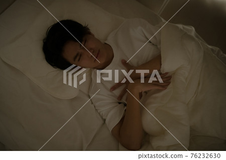一個無法入睡的年輕人的形象 76232630