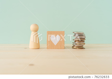 金錢愛好者 | 金死人 | 人形木製品、心形塊和硬幣（金錢） 76232633