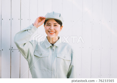 Female factory worker 76233565