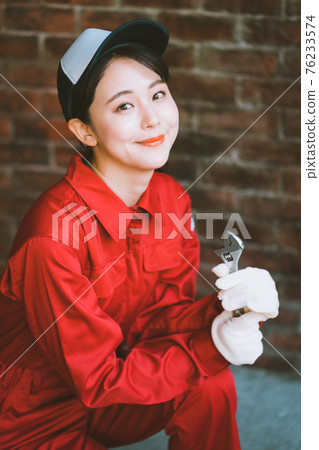 紅色連衫褲的年輕女子 76233574