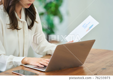 遠程工作遠程工作的年輕女子 76233973