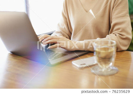 女人操作一台個人計算機 女人操作一台個人計算機 76235629
