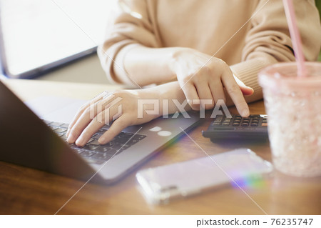 女人操作一台個人計算機 女人操作一台個人計算機 76235747