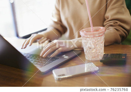 Woman operating a personal computer 76235768
