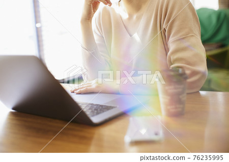 在家做工作的婦女 在家做工作的婦女 76235995