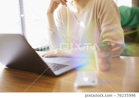 在家做工作的婦女 在家做工作的婦女 76235996