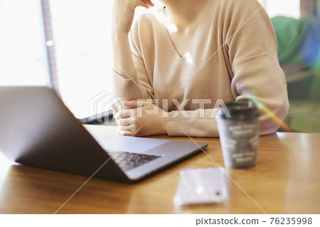 在家做工作的婦女 在家做工作的婦女 76235998
