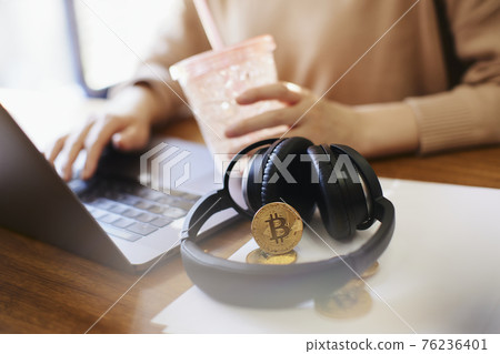 BITCOIN, PC and women 76236401
