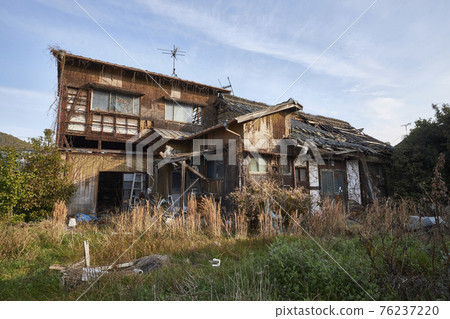 Ruined tattered house Ruined tattered house 76237220