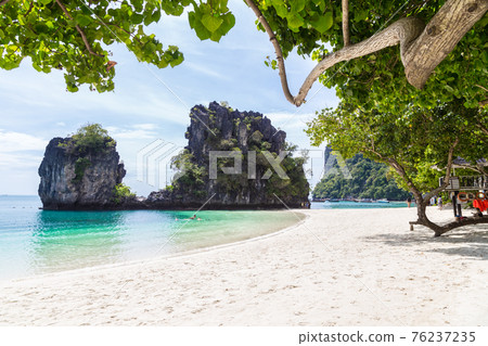 Tropical beach at Koh Hong island in Krabi. Tropical beach at Koh Hong island in Krabi. 76237235