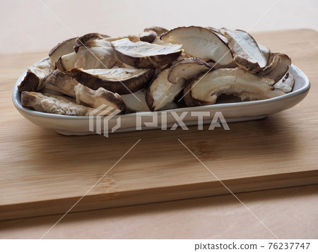 Fresh Organic Vegetable Shiitake Mushrooms 76237747