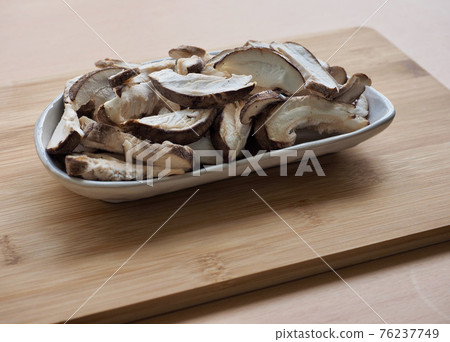 Fresh Organic Vegetable Shiitake Mushrooms 76237749