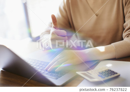 Woman operating a personal computer 76237822