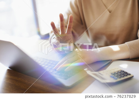 女人操作一台個人計算機 76237829
