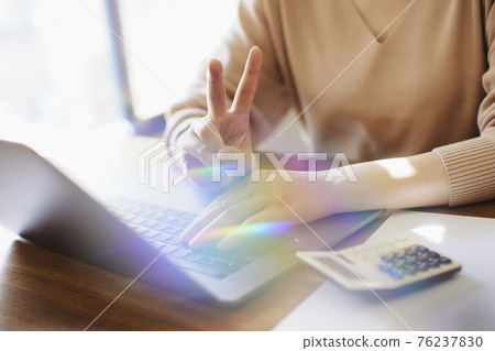 女人操作一台個人計算機 女人操作一台個人計算機 76237830