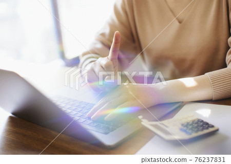 Woman operating a personal computer Woman operating a personal computer 76237831