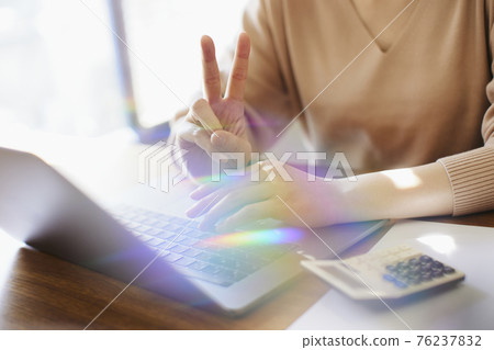 女人操作一台個人計算機 女人操作一台個人計算機 76237832