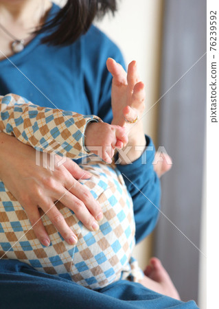 舉手與寶寶的手和媽媽的手指握手 舉手與寶寶的手和媽媽的手指握手 76239592