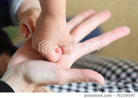 孩子的拳頭打在媽媽的手掌上 76239593