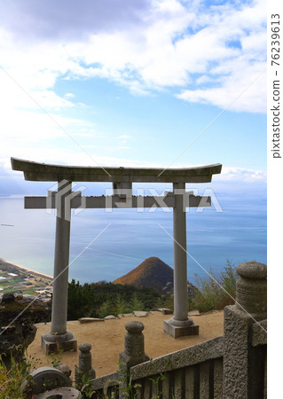建在俯瞰大海的山丘上的牌坊 76239613