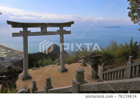 建在山上的牌坊 76239614