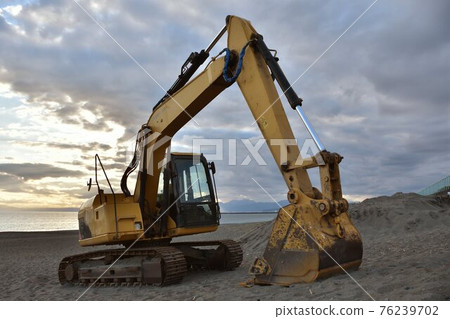 Power shovel working on the sandy beach of the coast Power shovel working on the sandy beach of the coast 76239702