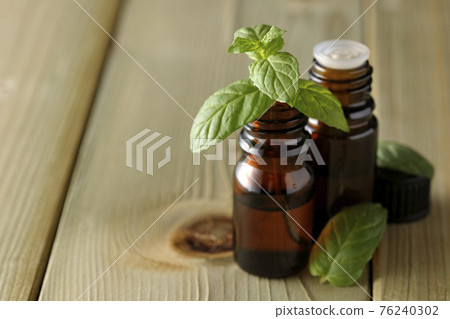 瓶薄荷和芳香油 76240302