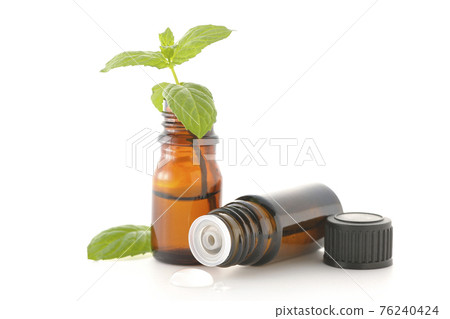 在白色背景上拍攝一瓶薄荷和香油 在白色背景上拍攝一瓶薄荷和香油 76240424