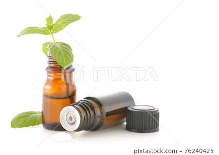 在白色背景上拍攝一瓶薄荷和香油 在白色背景上拍攝一瓶薄荷和香油 76240425